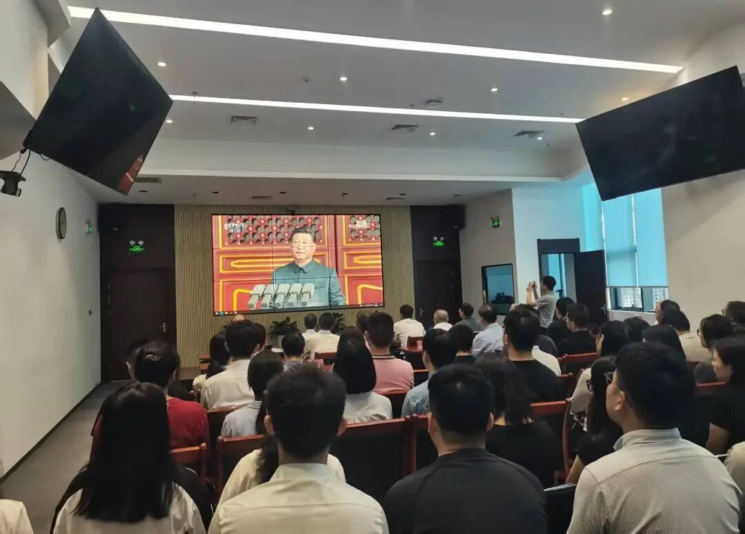 綠色動力集團(tuán)組織干部職工集中觀看“紀(jì)念中國人民抗日戰(zhàn)爭暨世界反法西斯戰(zhàn)爭勝利80周年大會”現(xiàn)場直播